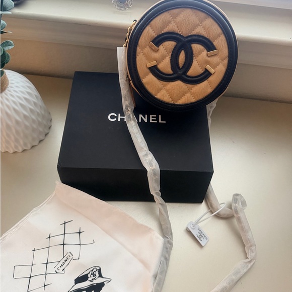 New with tag & box Beige/black Quilted round Crossbody Bag - Picture 4 of 9